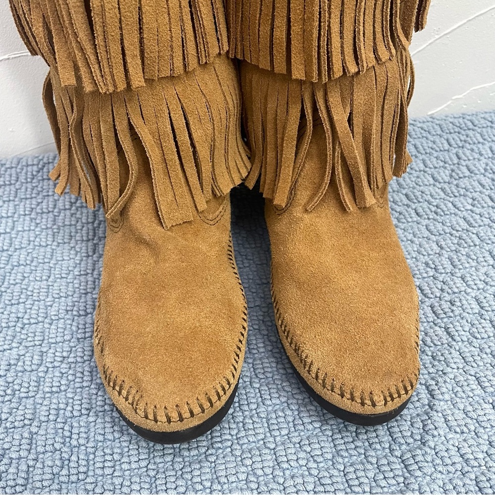 NWOB Minnetonka 3-Layer Fringe Pull-On Boot in Taupe - Picture 11 of 13